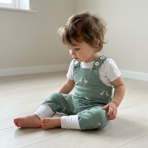 Állítható méretű zöld libás kantáros gyerek nadrág